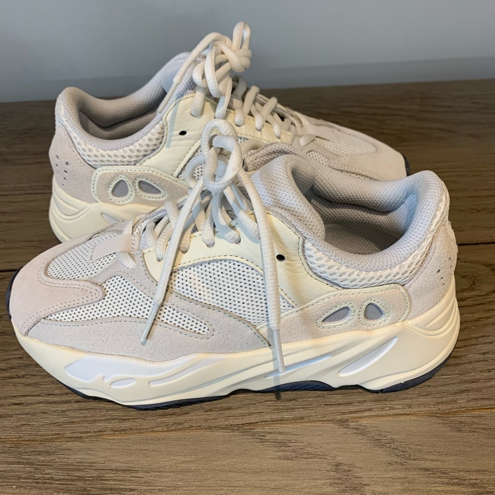 Yeezy 700 Analog size Men’s 5/ Women’s 6.5